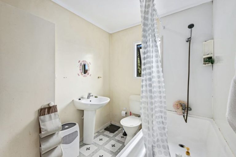 Photo of property in 100 Gibbons Street, Ebdentown, Upper Hutt, 5018