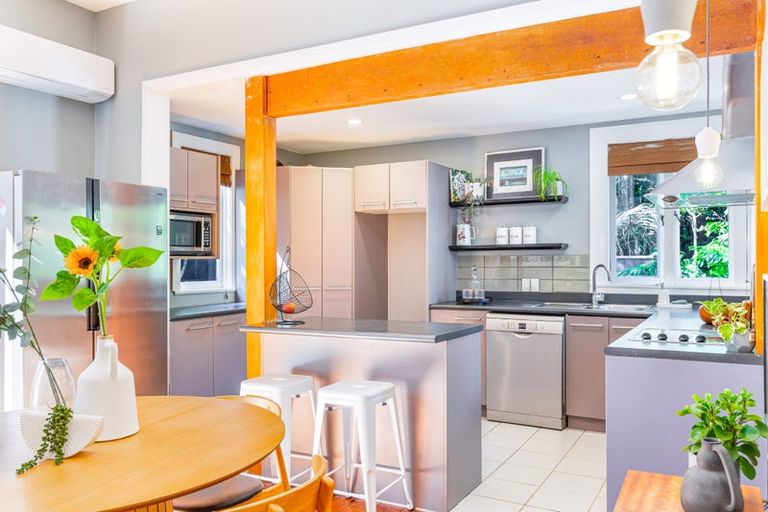 Photo of property in 88 Woodlands Park Road, Titirangi, Auckland, 0604