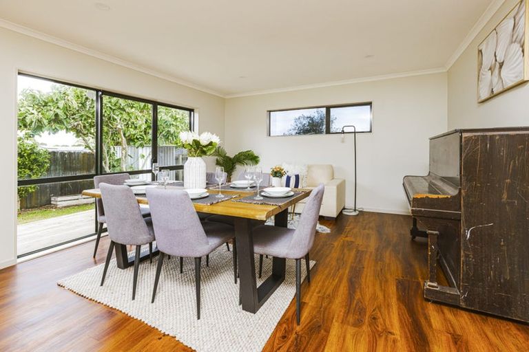 Photo of property in 26 Etherton Drive, Weymouth, Auckland, 2103