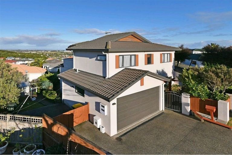 Photo of property in 43 Ribbonwood Crescent, Goodwood Heights, Auckland, 2105