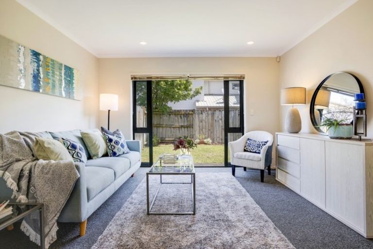 Photo of property in 9 Verdale Circle, Glen Eden, Auckland, 0602