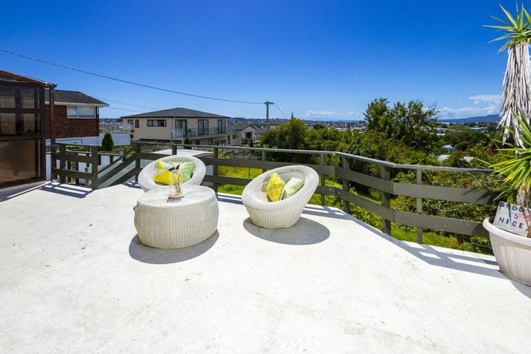 Photo of property in 70 Chivalry Road, Glenfield, Auckland, 0629