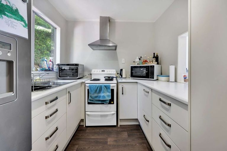 Photo of property in 30a Cheltenham Terrace, Newlands, Wellington, 6037