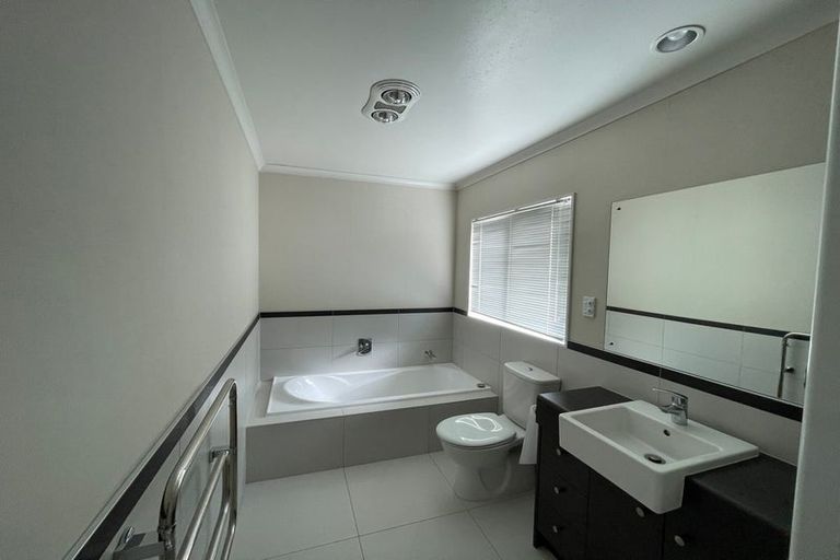 Photo of property in 3 Lorenzo Way, Flat Bush, Auckland, 2016