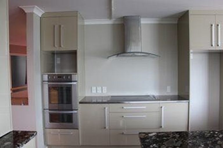 Photo of property in 583 Glenfield Road, Totara Vale, Auckland, 0629