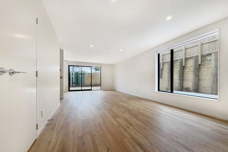 Photo of property in 19d Pavola Grove, Glenfield, Auckland, 0629