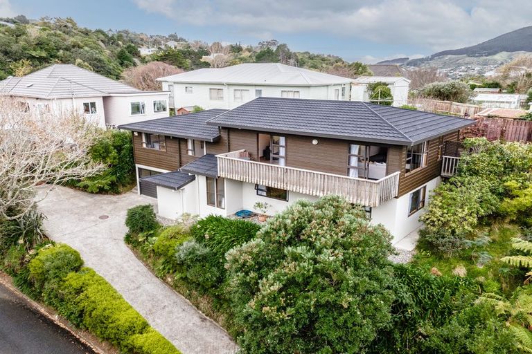 Photo of property in 16 Romney Square, Tawa, Wellington, 5028