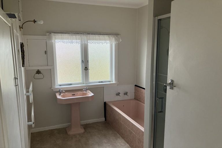 Photo of property in 94 Ocean View Road, Northcote, Auckland, 0627