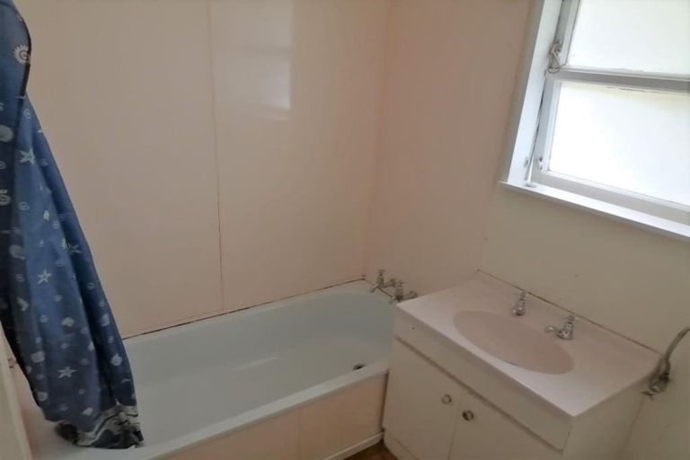 Photo of property in 72b Black Rock Road, Newlands, Wellington, 6037