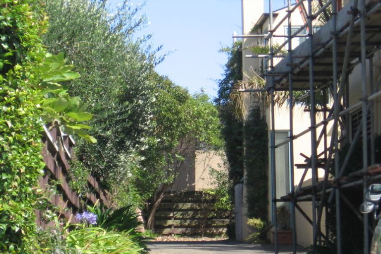 Photo of property in 1/42 Churchill Road, Murrays Bay, Auckland, 0630