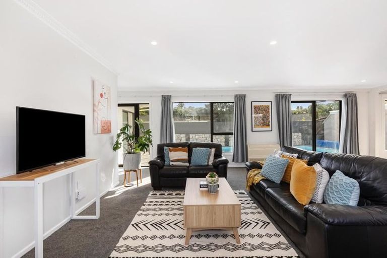 Photo of property in 31 Rewarewa Crescent, Waikanae, 5036