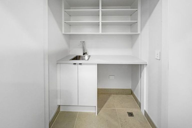 Photo of property in 2/79 Edmonton Road, Henderson, Auckland, 0612