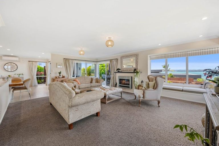 Photo of property in 3 Pounamu Place, Shelly Park, Auckland, 2014