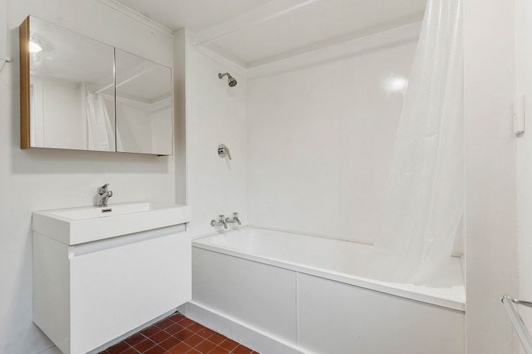 Photo of property in 1/20 Harrybrook Road, Green Bay, Auckland, 0604