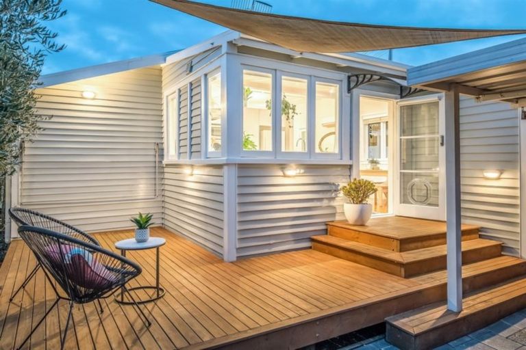 Photo of property in 2/221 Onewa Road, Birkenhead, Auckland, 0626