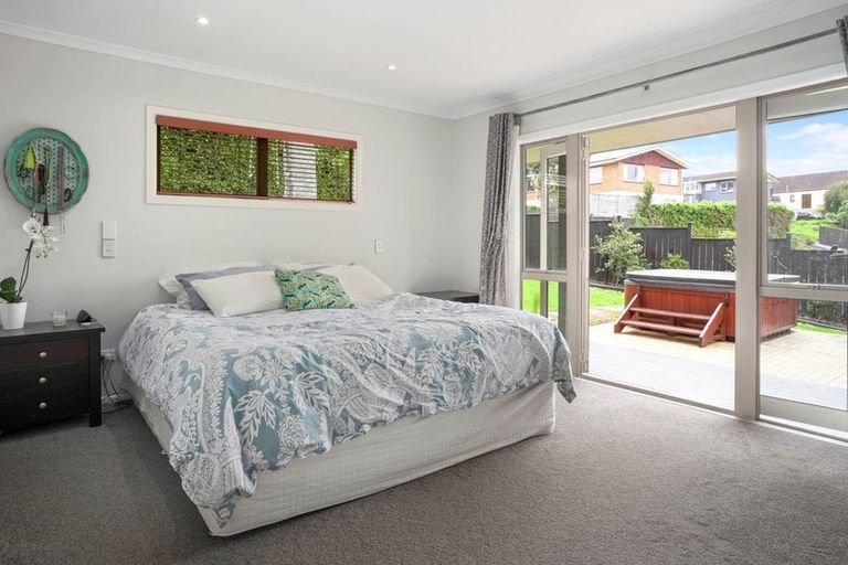 Photo of property in 16 Regal Place, Forrest Hill, Auckland, 0620
