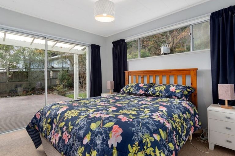 Photo of property in 5 Elmslie Road, Pinehaven, Upper Hutt, 5019