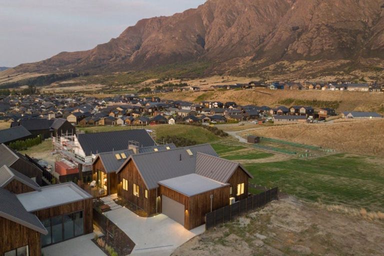 Photo of property in 28 Cunninghams Drive, Jacks Point, Queenstown, 9371