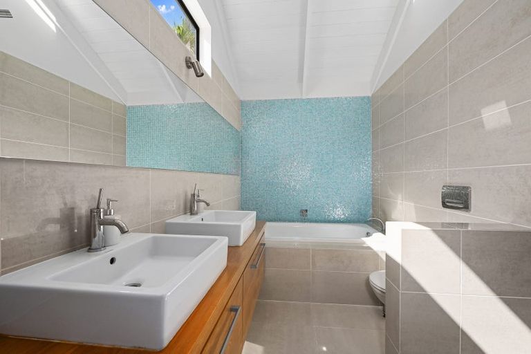 Photo of property in 1/8 The Esplanade, Campbells Bay, Auckland, 0630