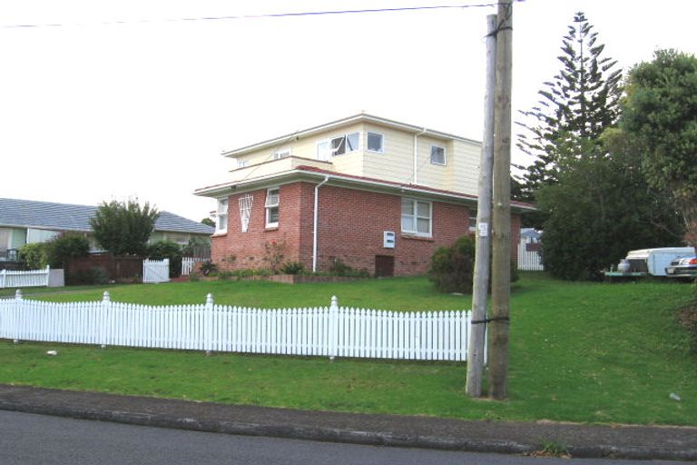 Photo of property in 10 Mcclintock Road, Massey, Auckland, 0614