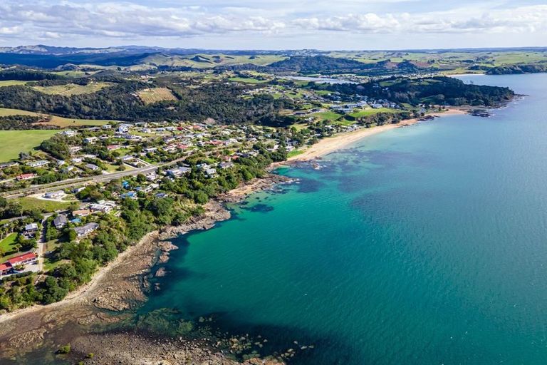 Photo of property in 18 Heretaunga Crescent, Cable Bay, 0420