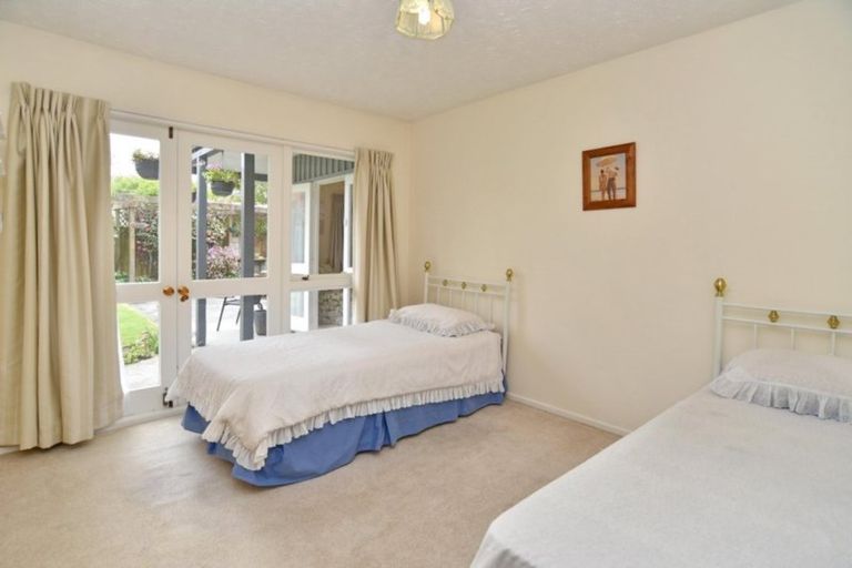 Photo of property in 17 Clivedon Place, Redwood, Christchurch, 8051