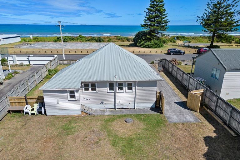 Photo of property in 38 Marine Parade, Otaki Beach, Otaki, 5512