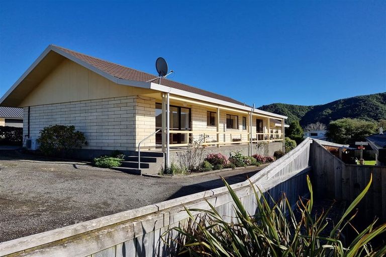 Photo of property in 35 Moana View Road, Waikawa, Picton, 7220