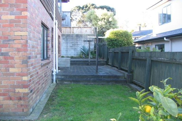 Photo of property in 2/10 Northumberland Avenue, Belmont, Auckland, 0622