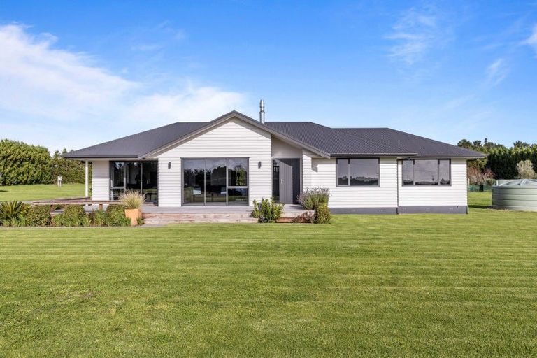 Photo of property in 39 Kairau Road East, Brixton, New Plymouth, 4373