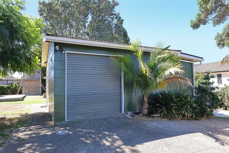 Photo of property in 4 Tasman Avenue, Henderson Valley, Auckland, 0614