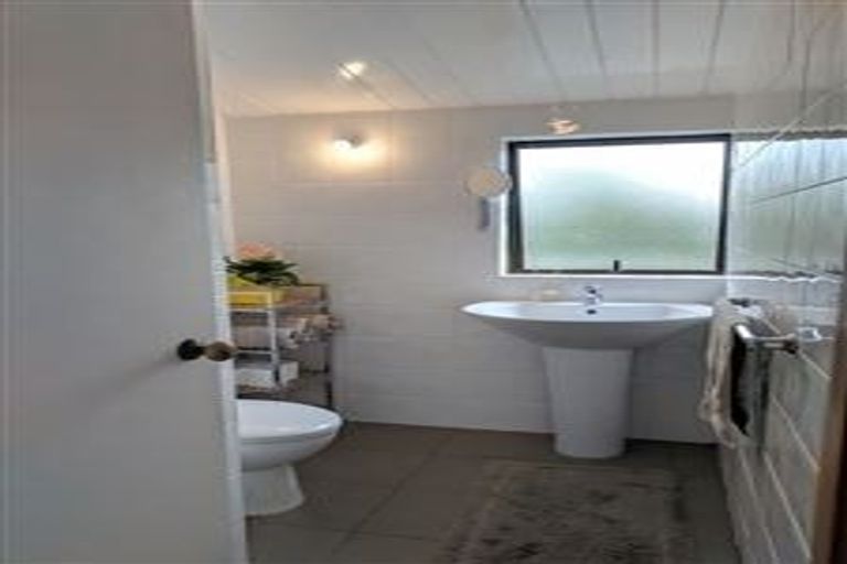 Photo of property in 2/7 Fernbird Place, Massey, Auckland, 0614