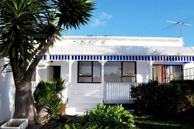 Photo of property in 187 Whites Line East, Waiwhetu, Lower Hutt, 5010