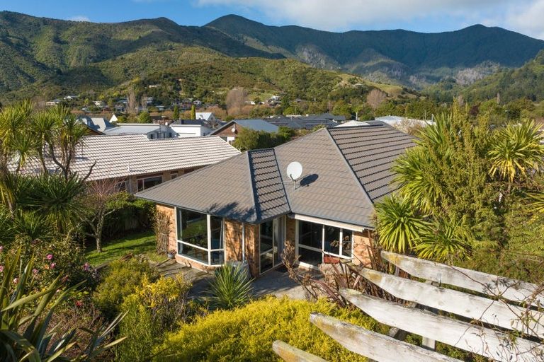 Photo of property in 2 Whitby Close, Waikawa, Picton, 7220