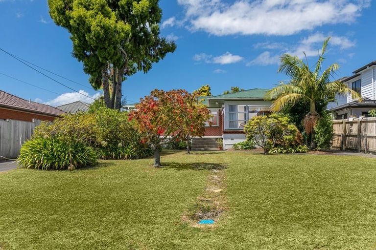 Photo of property in 11 Kingdale Road, Henderson, Auckland, 0610