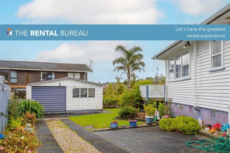 Photo of property in 35 Castleford Street, Green Bay, Auckland, 0604