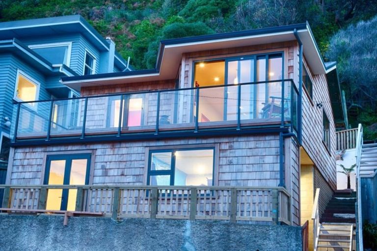 Photo of property in 274 Queens Drive, Lyall Bay, Wellington, 6022