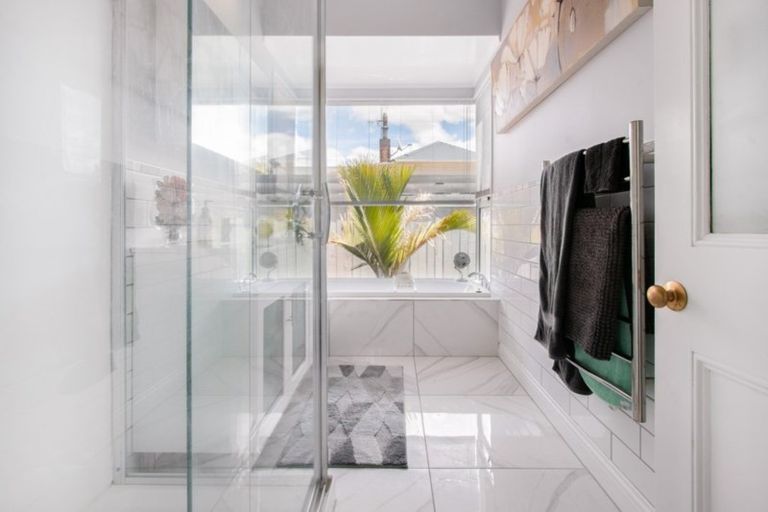 Photo of property in 11 Bowling Road, Greenmeadows, Napier, 4112