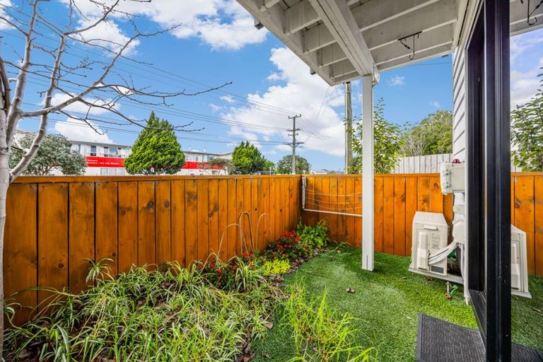 Photo of property in 1/6 St Leonards Road, Kelston, Auckland, 0602