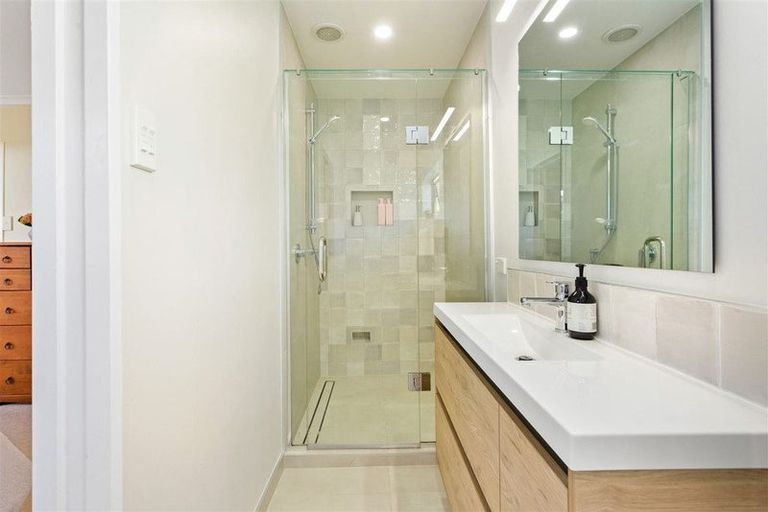 Photo of property in 21a Alexander Street, Cockle Bay, Auckland, 2014