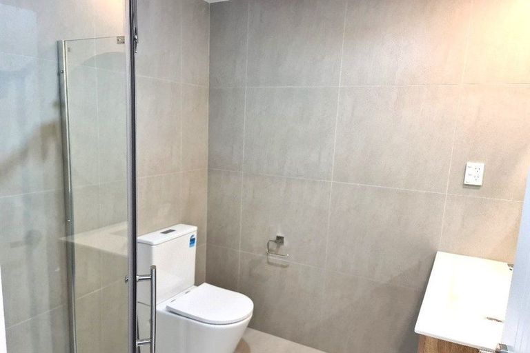 Photo of property in 2/28 Ludlow Terrace, Totara Vale, Auckland, 0627