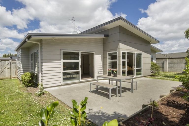 Photo of property in 1 Lorenzo Place, Kelvin Grove, Palmerston North, 4414