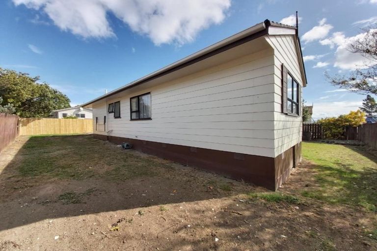 Photo of property in 2/5 Pureora Place, Clendon Park, Auckland, 2103