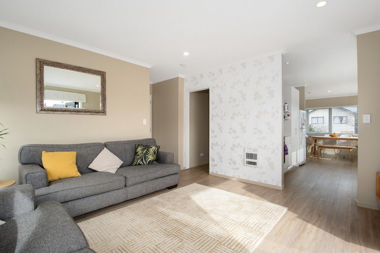 Photo of property in 16 Foundation Place, Glen Eden, Auckland, 0602