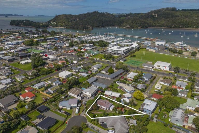 Photo of property in 20 Annette Place, Whitianga, 3510