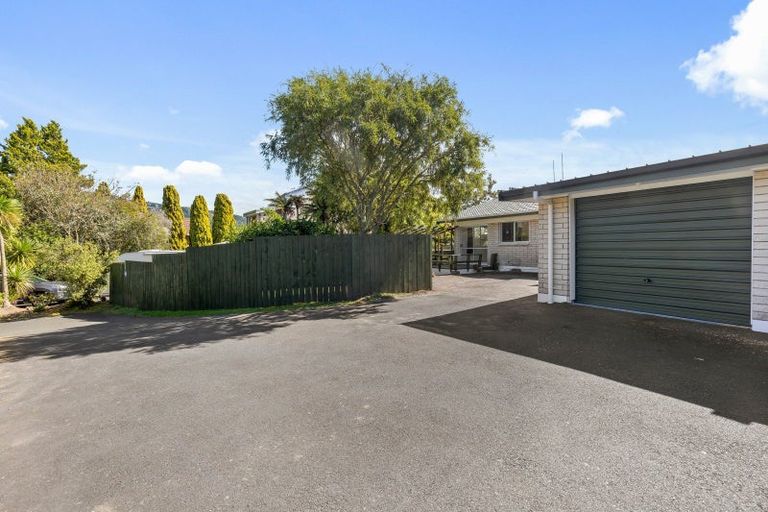 Photo of property in 3 Rika Place, Kawaha Point, Rotorua, 3010