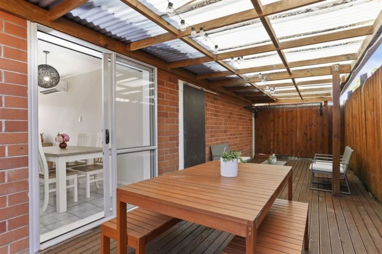 Photo of property in 2/17 Islington Avenue, New Lynn, Auckland, 0600