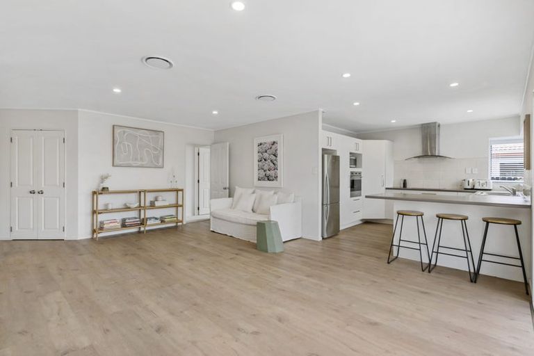 Photo of property in 5 Bridgehead Cove, West Harbour, Auckland, 0618