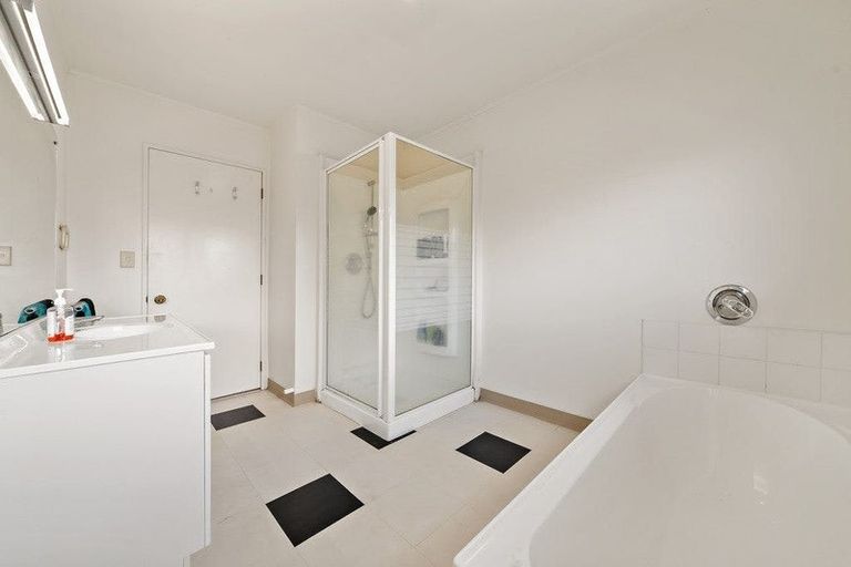 Photo of property in 5 Tokay Place, Huapai, Kumeu, 0810