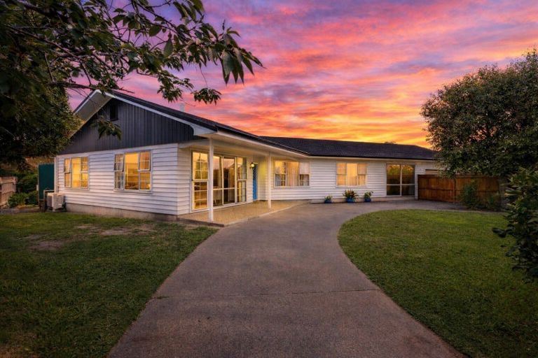 Photo of property in 114 Avondale Road, Taradale, Napier, 4112